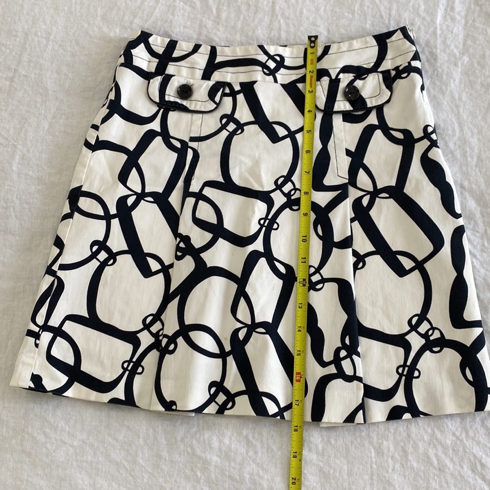 Trina Turk mini pleat skirt with faux pockets ,side zip. Chain print - Picture 11 of 11